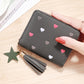 Portefeuille femme compact en cuir PU avec zip, pompon et motif cœurs élégant