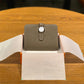 Porte-carte en cuir de vachette grainé avec fermoir rotatif - luxe unisexe