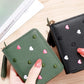 Portefeuille femme compact en cuir PU avec zip, pompon et motif cœurs élégant