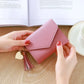 Portefeuille femme compact en cuir PU avec rabat et pompon élégant