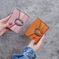 Portefeuille femme compact en cuir PU avec rabat et boucle décorative élégante