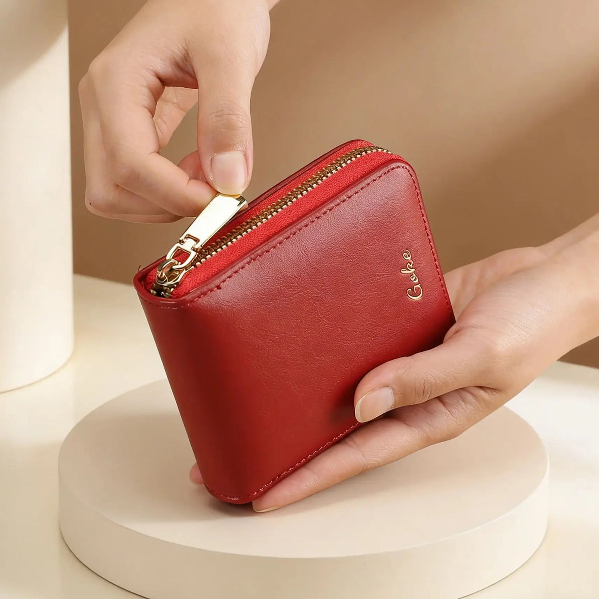 Petit portefeuille femme zippé à fenêtre d'identité relevable