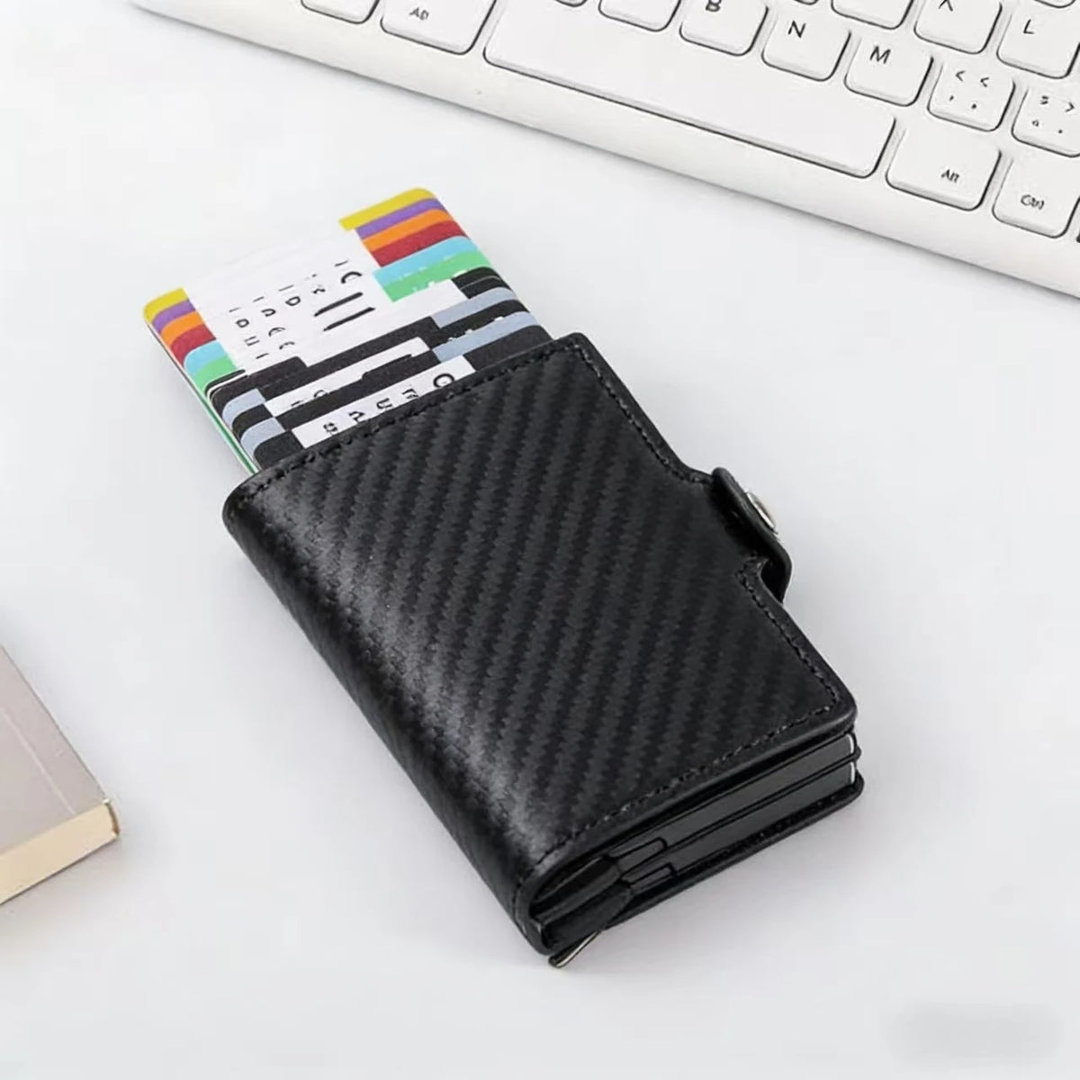 Porte-cartes slim en aluminium et cuir PU effet carbone avec capacité 14 cartes — photo 1