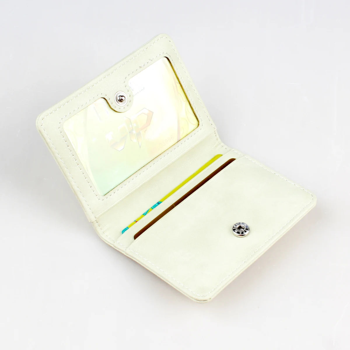 Porte-cartes de designer pour femme avec badge métallique et fermeture hasp — photo 6 Image