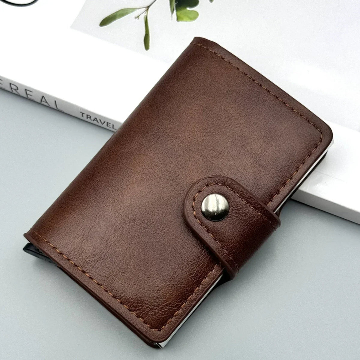 Porte-cartes compact effet fibre carbone avec bouton pression et accès rapide pop-up — photo 6