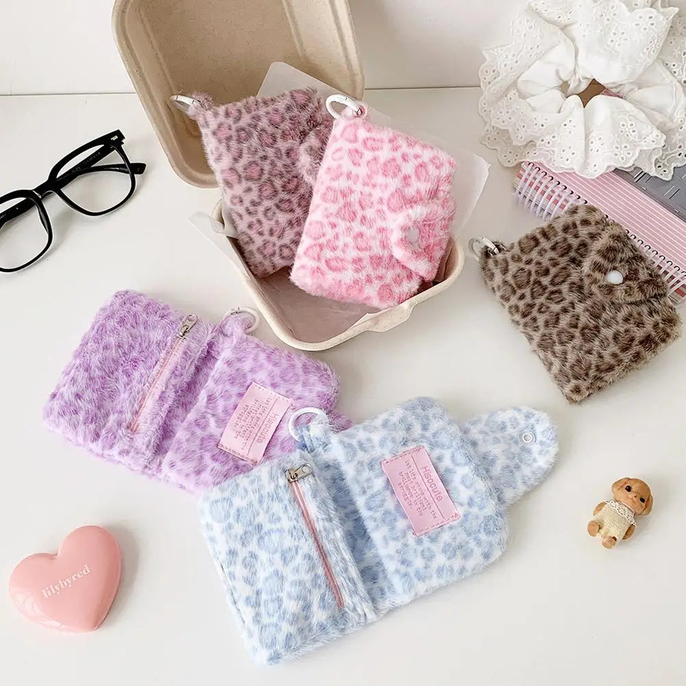 Porte-monnaie léopard en peluche avec fermeture pression et poche zippée — photo 3