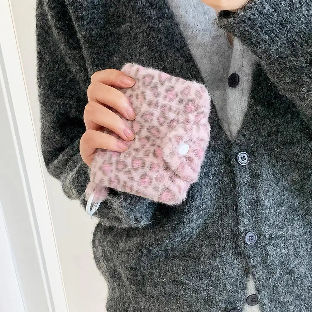 Porte-monnaie léopard en peluche avec fermeture pression et poche zippée — photo 5