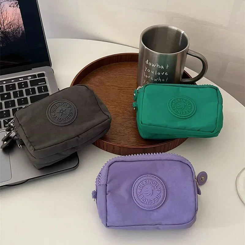 Porte-monnaie compact en nylon imperméable avec porte-cartes zippé pour femme — photo 1