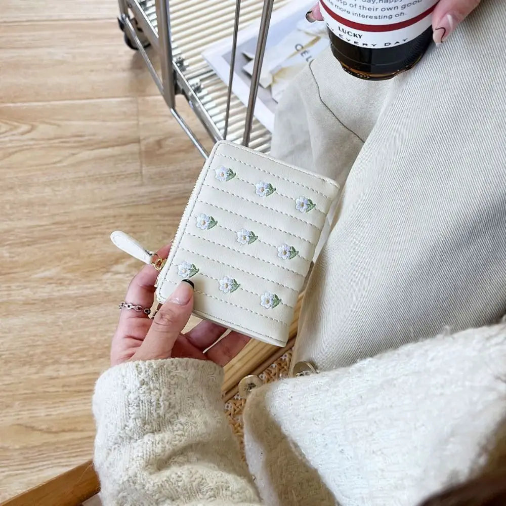 Portefeuille court en cuir PU avec motif fleur et fermeture zippée sécurisée — photo 1