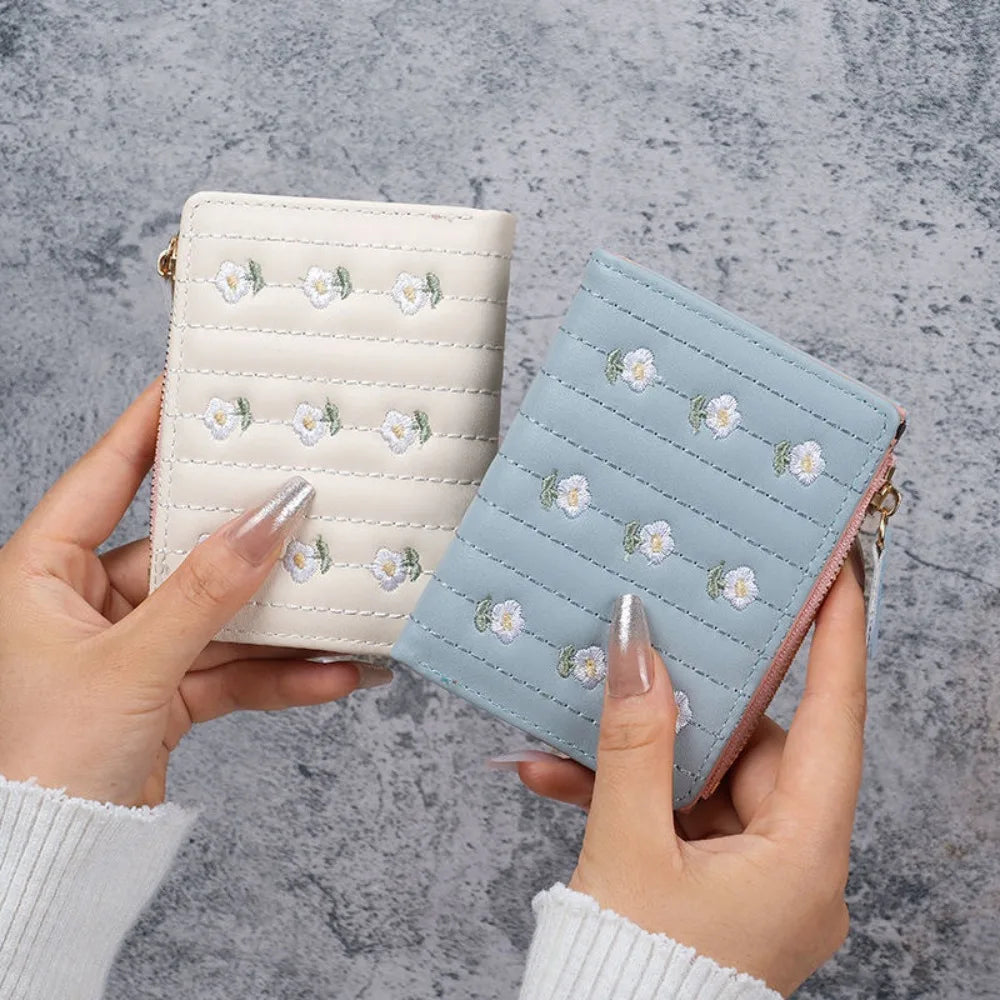 Portefeuille court en cuir PU avec motif fleur et fermeture zippée sécurisée — photo 3