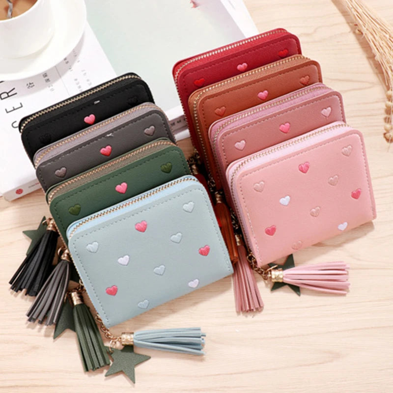 Portefeuille femme compact en cuir PU avec zip, pompon et motif cœurs élégant — photo 1