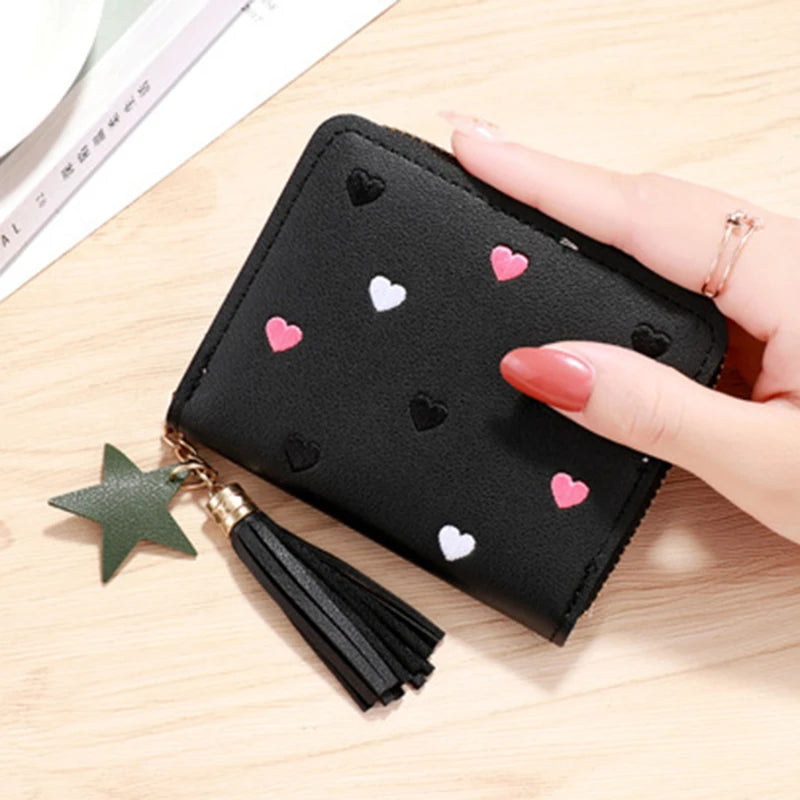 Portefeuille femme compact en cuir PU avec zip, pompon et motif cœurs élégant — photo 10