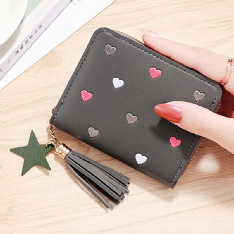 Portefeuille femme compact en cuir PU avec zip, pompon et motif cœurs élégant — photo 11