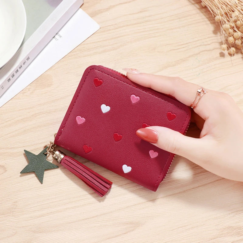 Portefeuille femme compact en cuir PU avec zip, pompon et motif cœurs élégant — photo 12