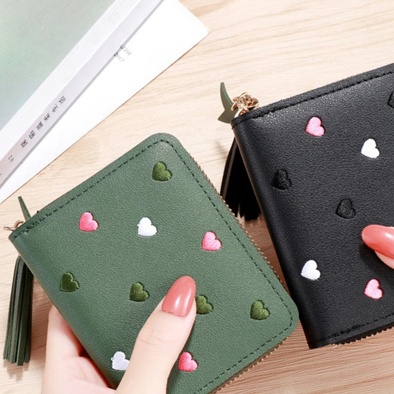 Portefeuille femme compact en cuir PU avec zip, pompon et motif cœurs élégant — photo 3