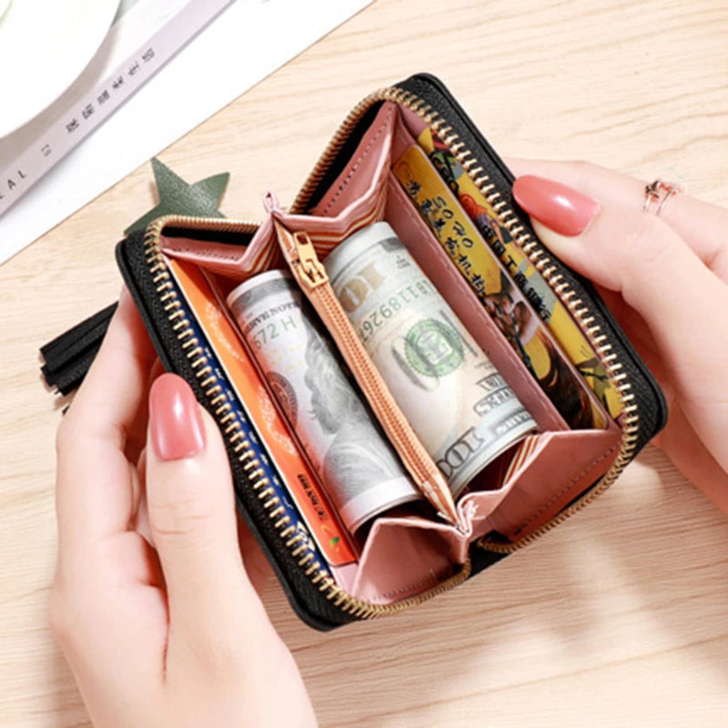 Portefeuille femme compact en cuir PU avec zip, pompon et motif cœurs élégant — photo 4 Image