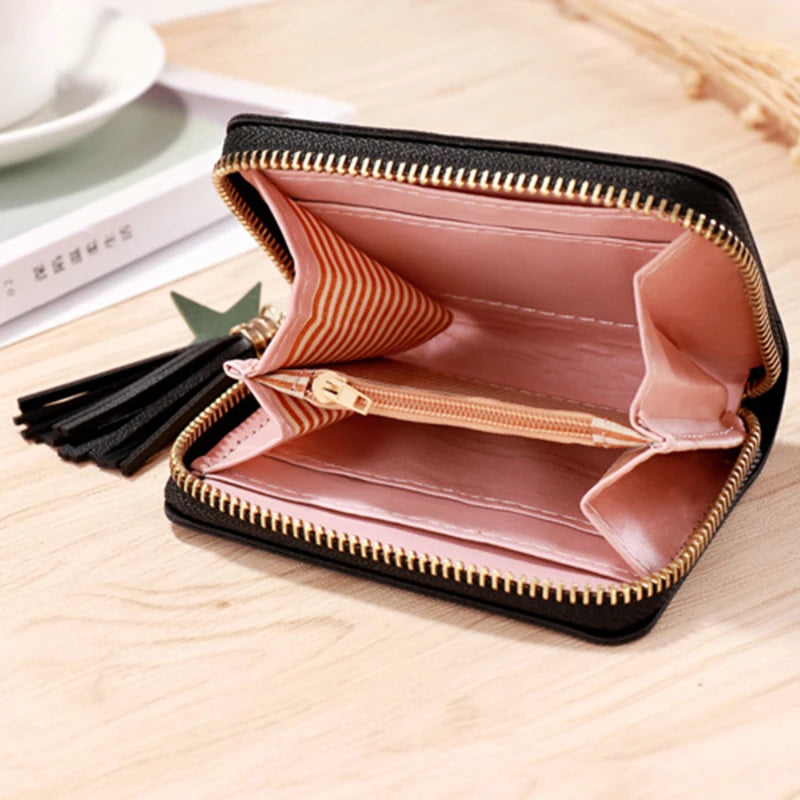 Portefeuille femme compact en cuir PU avec zip, pompon et motif cœurs élégant — photo 5