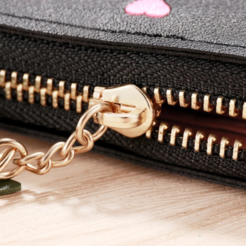 Portefeuille femme compact en cuir PU avec zip, pompon et motif cœurs élégant — photo 6
