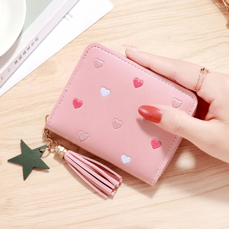 Portefeuille femme compact en cuir PU avec zip, pompon et motif cœurs élégant — photo 7