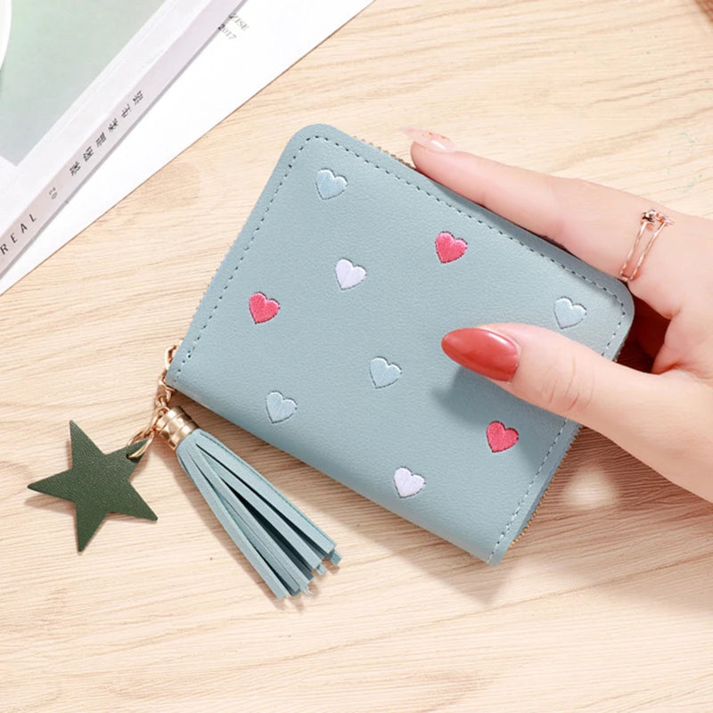Portefeuille femme compact en cuir PU avec zip, pompon et motif cœurs élégant — photo 8