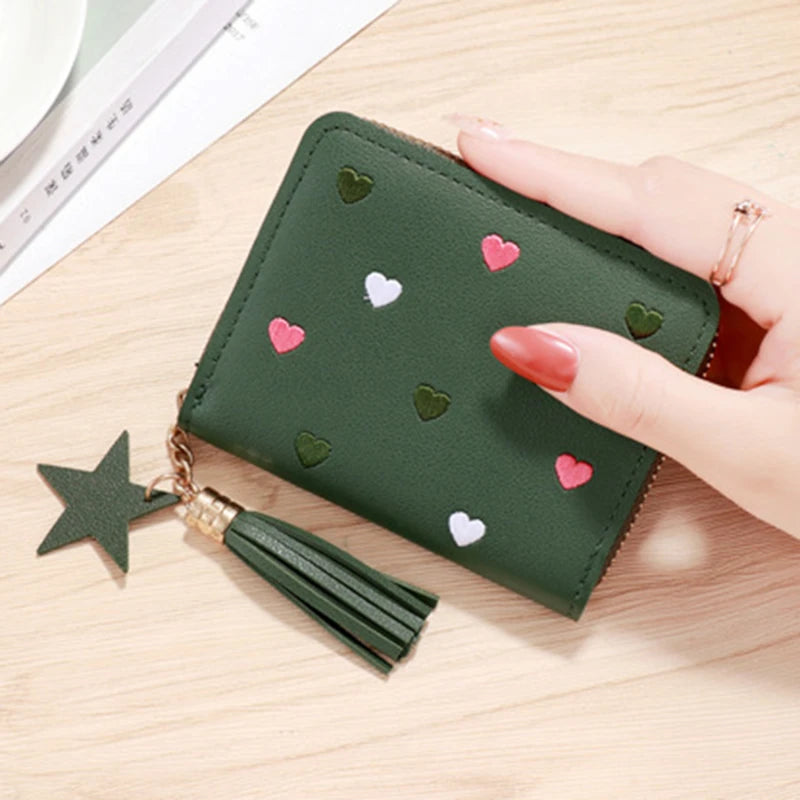 Portefeuille femme compact en cuir PU avec zip, pompon et motif cœurs élégant — photo 9