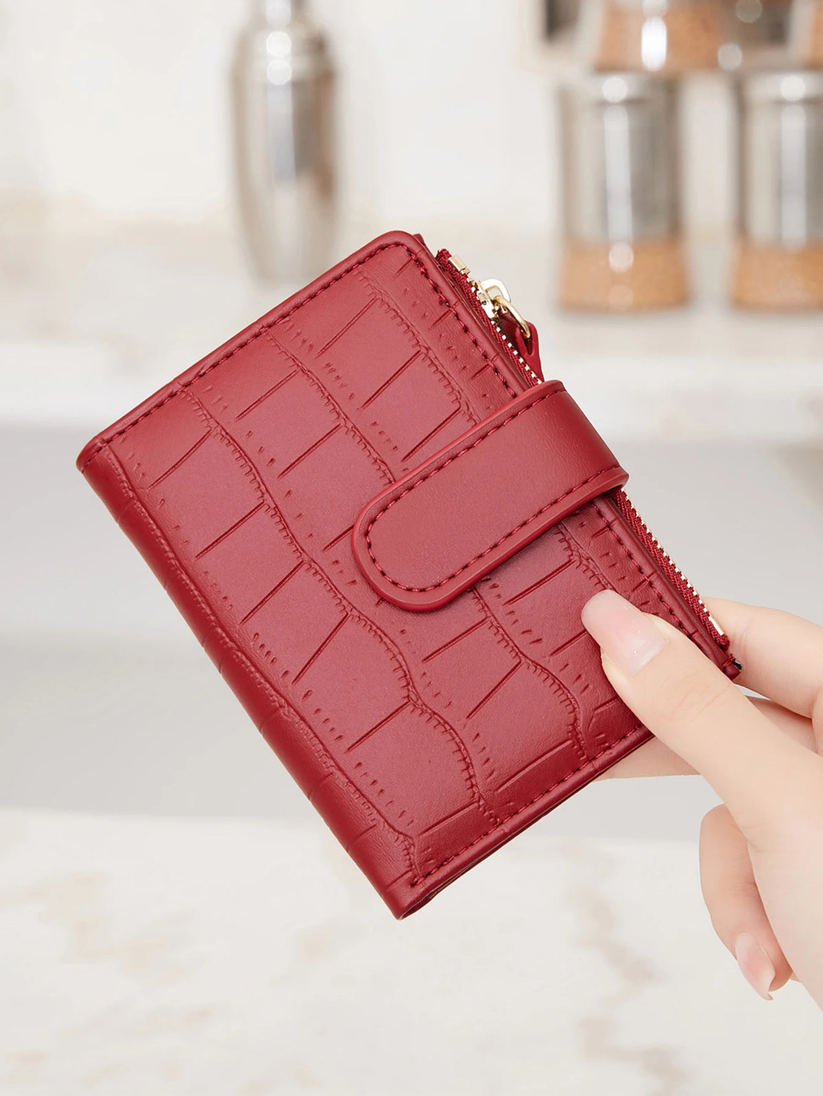 Portefeuille femme compact en cuir PU effet crocodile avec rabat et bouton pression — photo 1