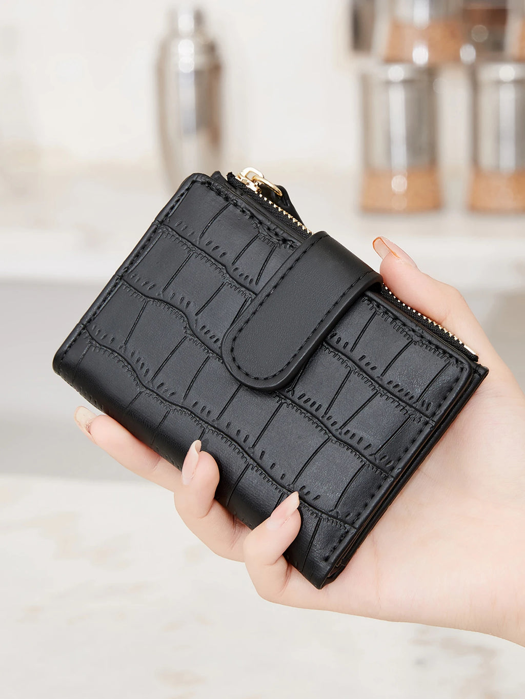 Portefeuille femme compact en cuir PU effet crocodile avec rabat et bouton pression — photo 3
