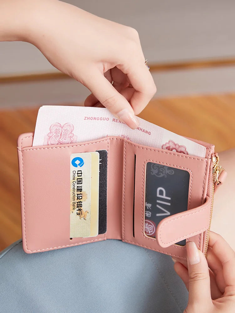 Portefeuille femme compact en cuir PU effet crocodile avec rabat et bouton pression — photo 4