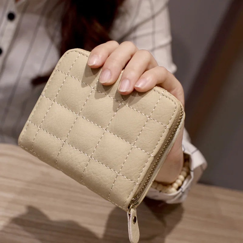 Portefeuille femme compact en cuir PU matelassé avec zip et fermoir sécurisé — photo 11