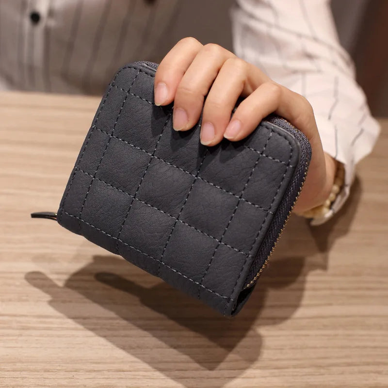 Portefeuille femme compact en cuir PU matelassé avec zip et fermoir sécurisé — photo 9