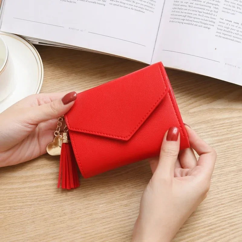 Portefeuille femme compact en cuir PU avec rabat et pompon élégant — photo 11 Image