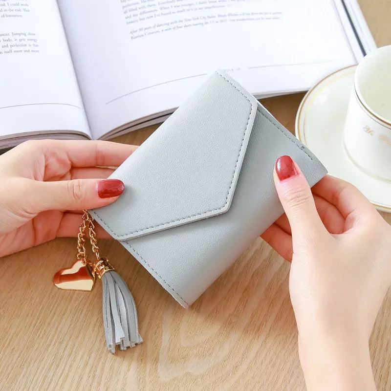 Portefeuille femme compact en cuir PU avec rabat et pompon élégant — photo 12
