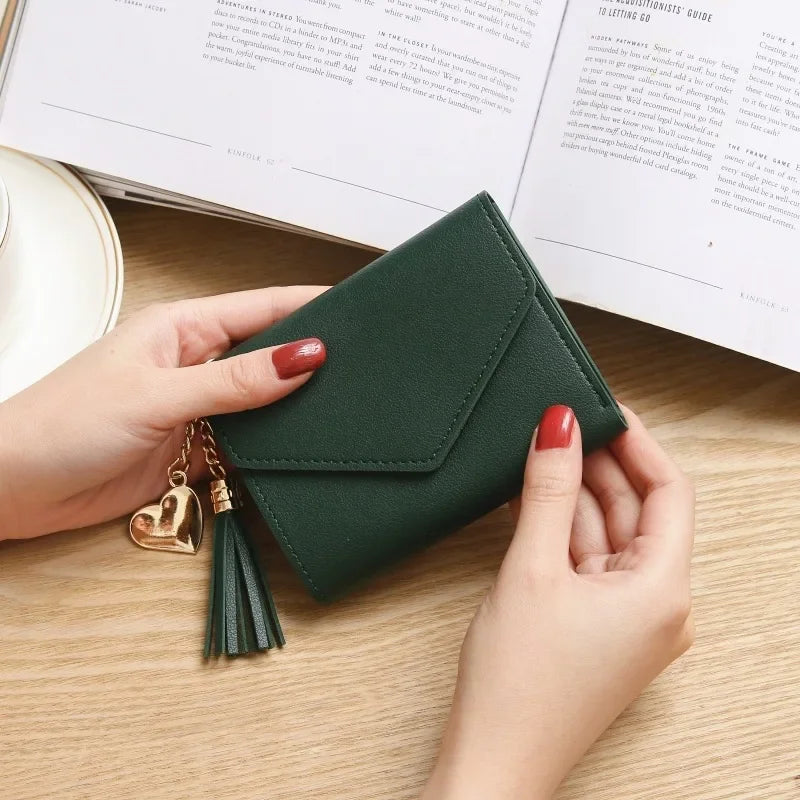 Portefeuille femme compact en cuir PU avec rabat et pompon élégant — photo 13