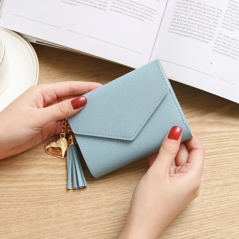 Portefeuille femme compact en cuir PU avec rabat et pompon élégant — photo 14
