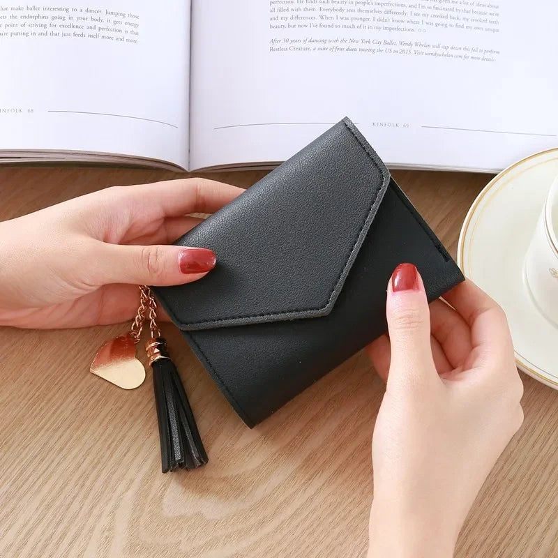 Portefeuille femme compact en cuir PU avec rabat et pompon élégant — photo 9