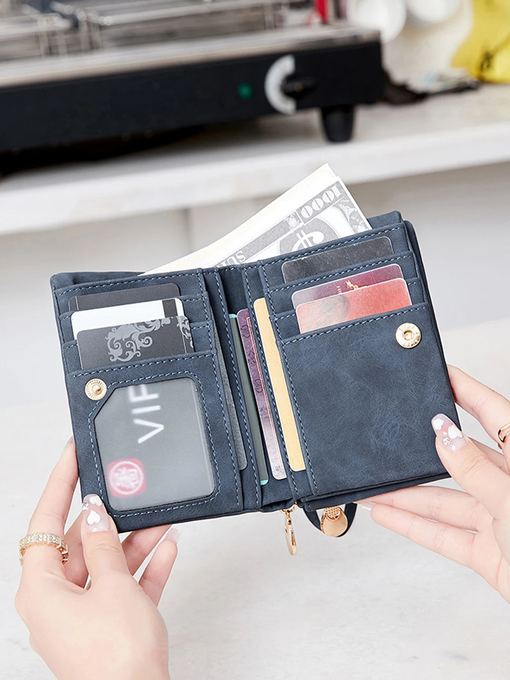 Portefeuille femme compact en cuir PU avec zip et dragonne amovible élégante — photo 3
