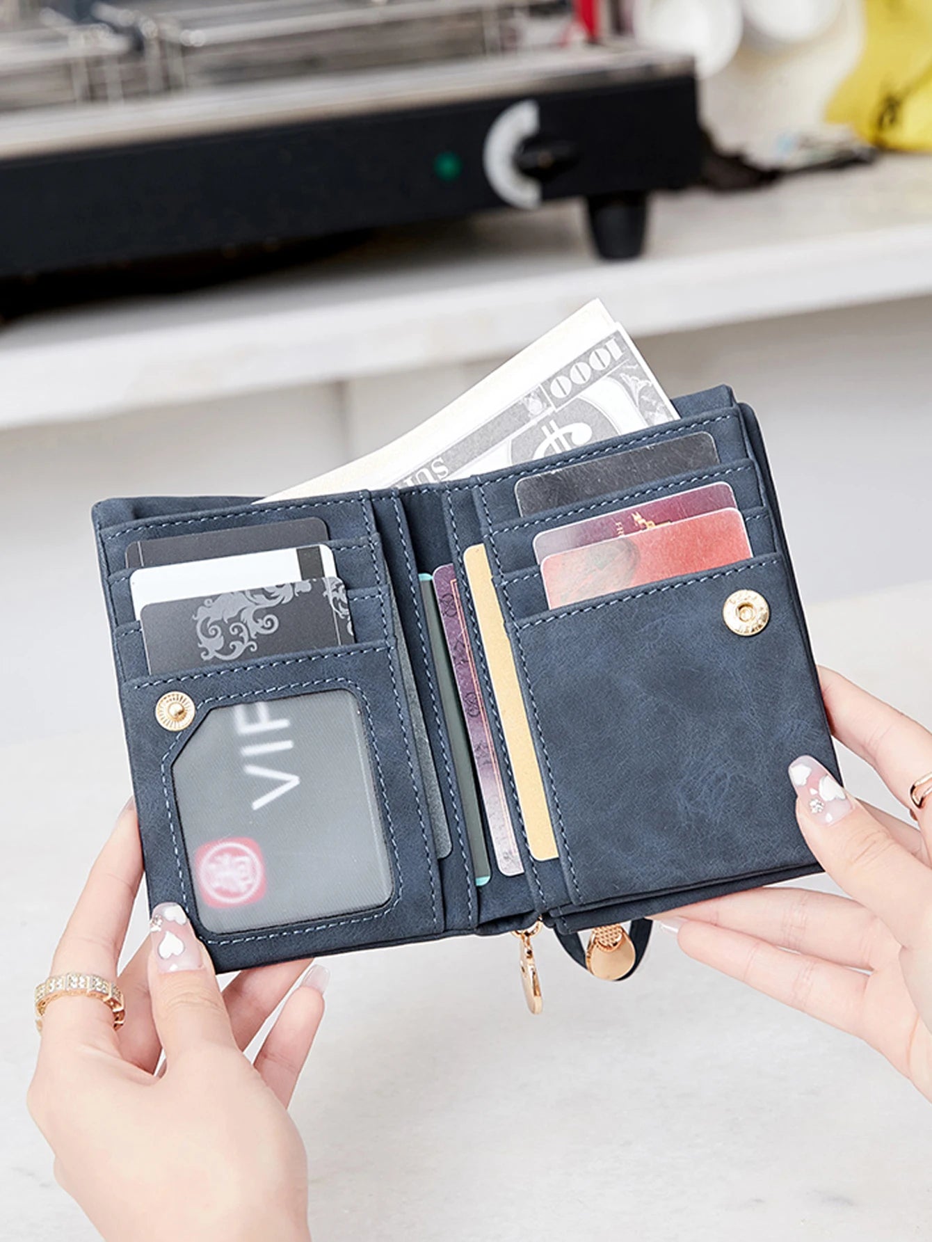 Portefeuille femme compact en cuir PU avec zip et dragonne amovible élégante — photo 3 Image