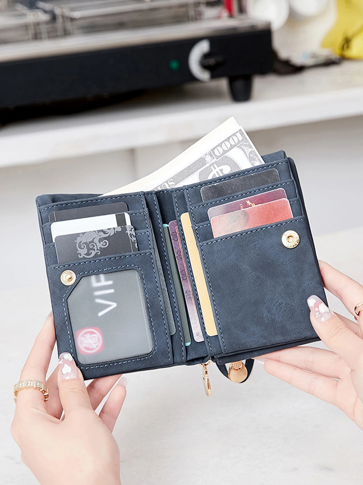 Portefeuille femme compact en cuir PU avec zip, dragonne et compartiments multiples — photo 2