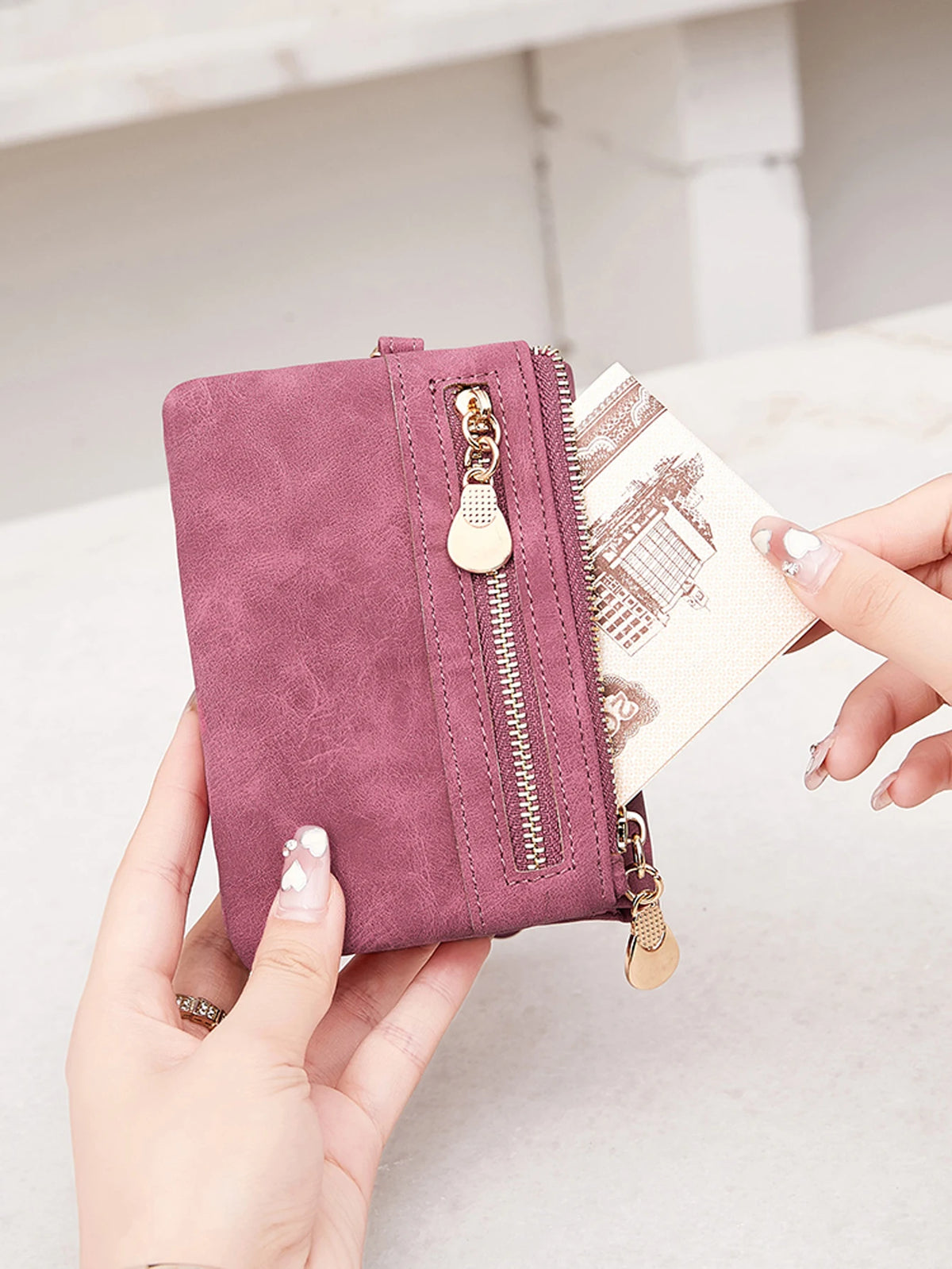 Portefeuille femme compact en cuir PU avec zip, dragonne et compartiments multiples — photo 3
