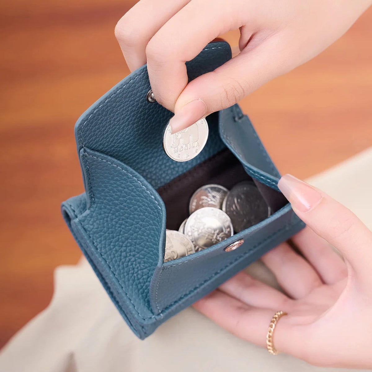 Portefeuille femme compact en simili cuir grainé avec protection RFID — photo 1