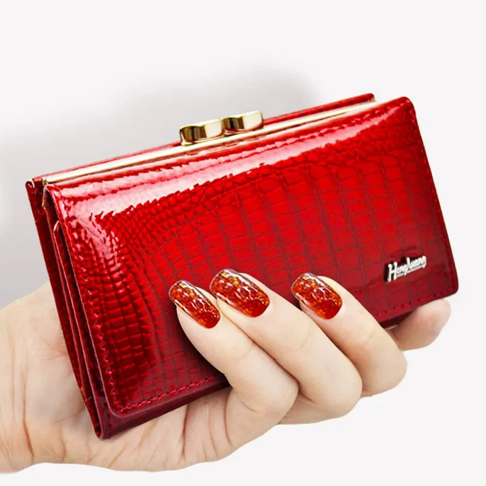 Portefeuille femme compact en cuir véritable verni effet crocodile avec fermoir métallique — photo 1