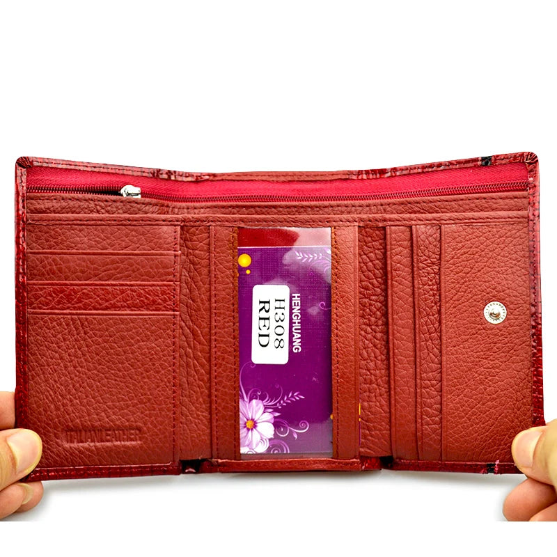 Portefeuille femme compact en cuir véritable verni effet crocodile avec fermoir métallique — photo 2 Image