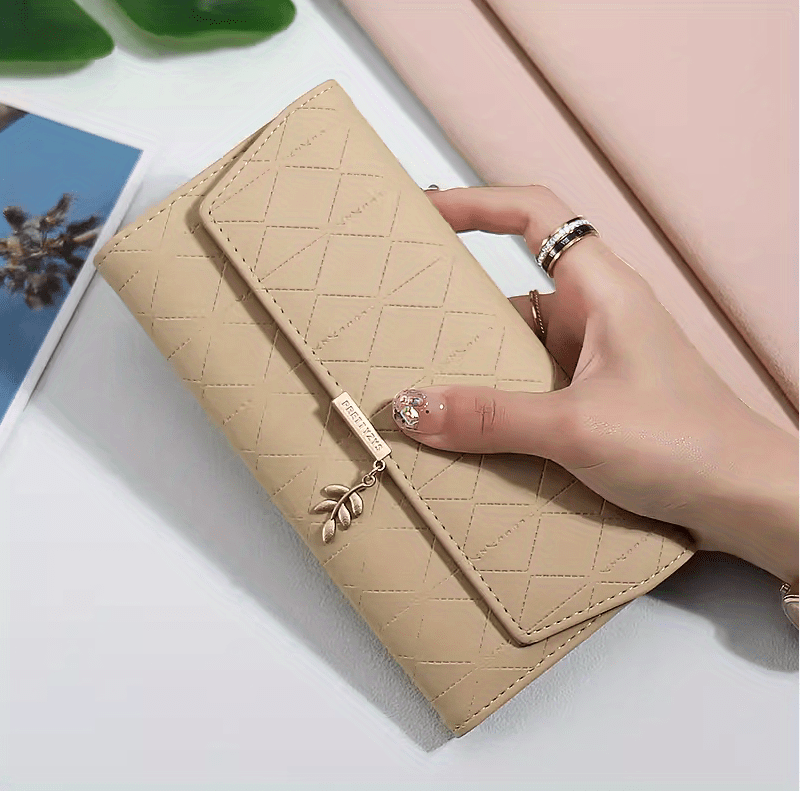Portefeuille femme long beige, surpiqûre losange et rabat