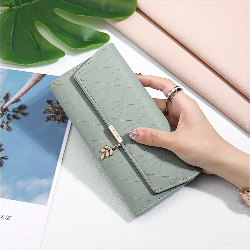 Portefeuille femme long beige, surpiqûre losange et rabat