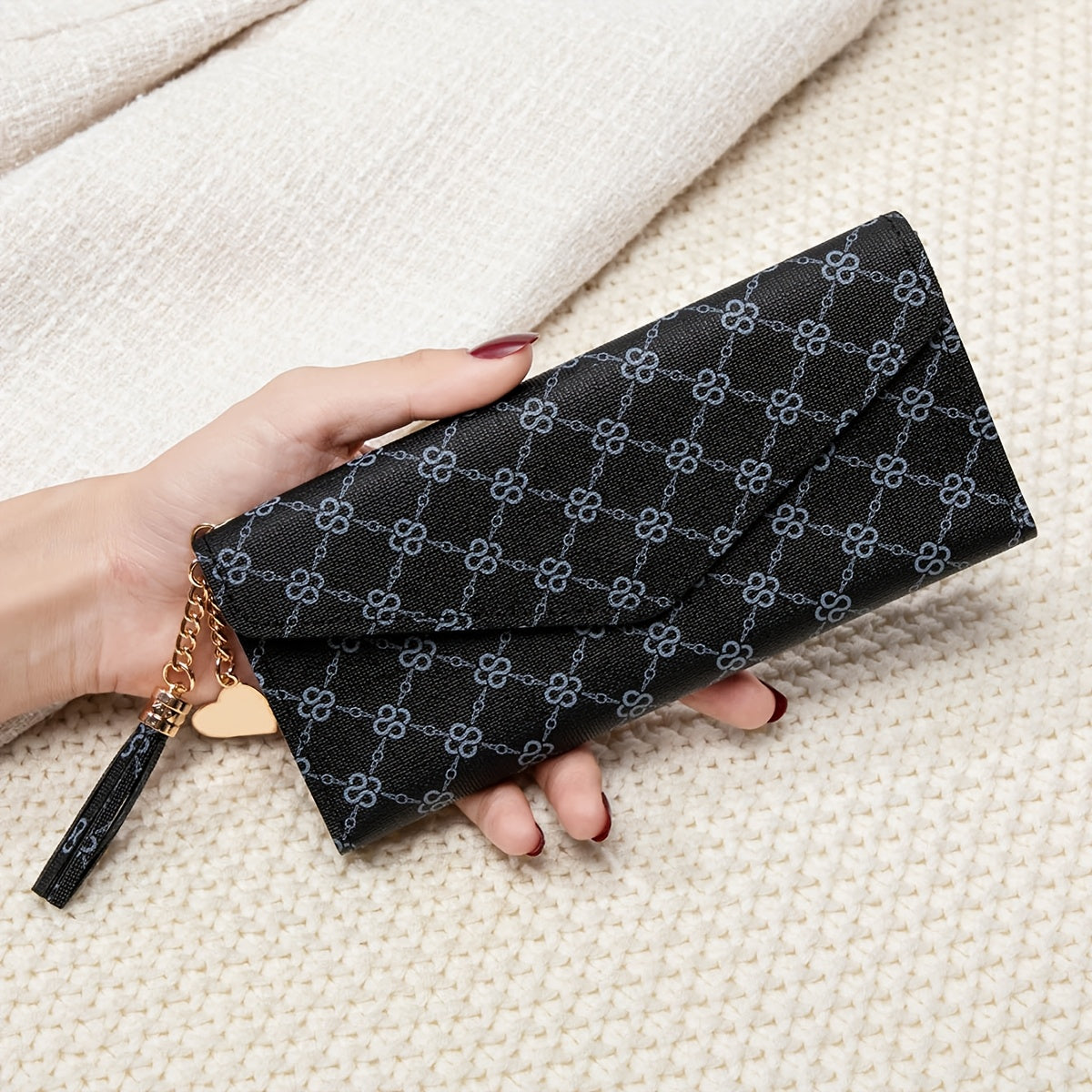 Portefeuille femme long à rabat, 10 fentes et pompon cœur