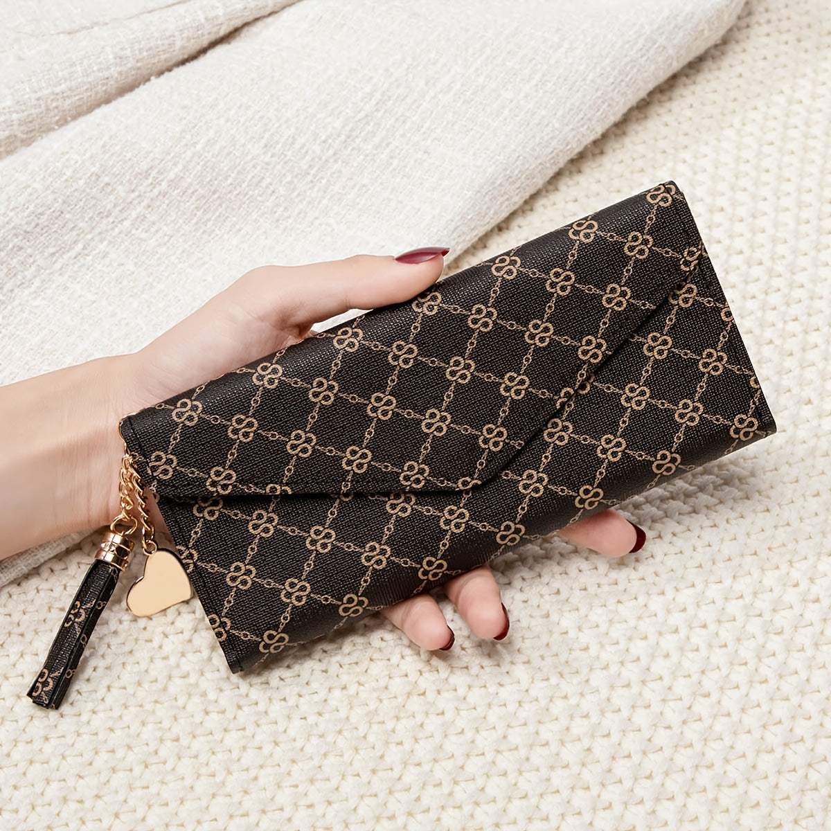 Portefeuille femme long à rabat, 10 fentes et pompon cœur