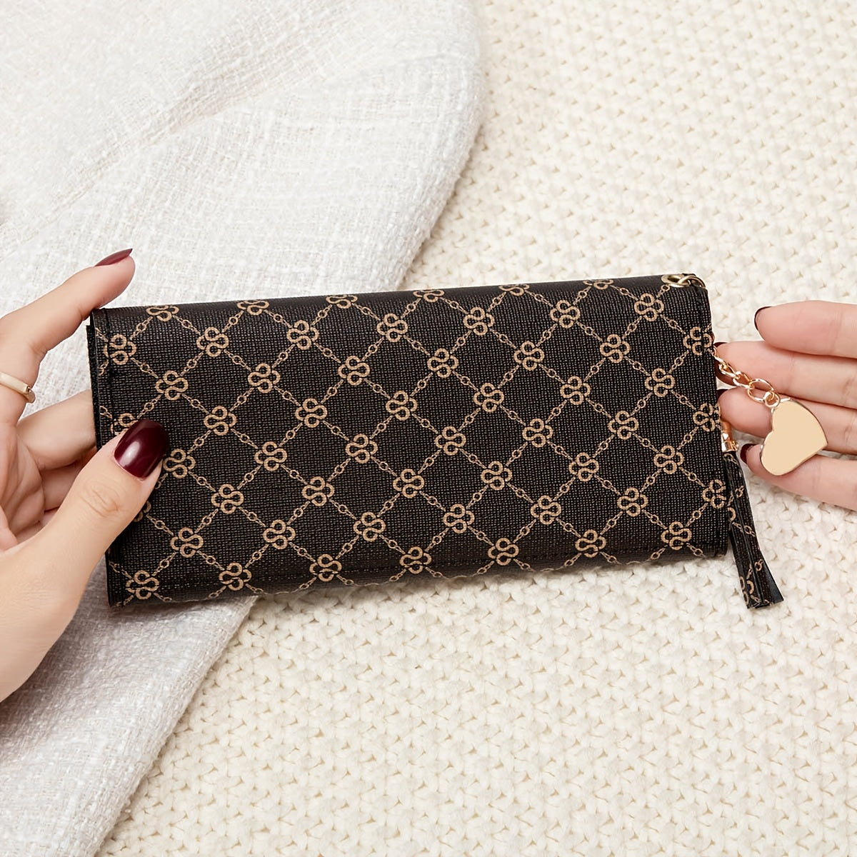 Portefeuille femme long à rabat, 10 fentes et pompon cœur