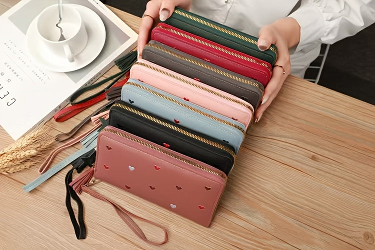 Portefeuille femme long zippé à cœurs brodés et dragonne