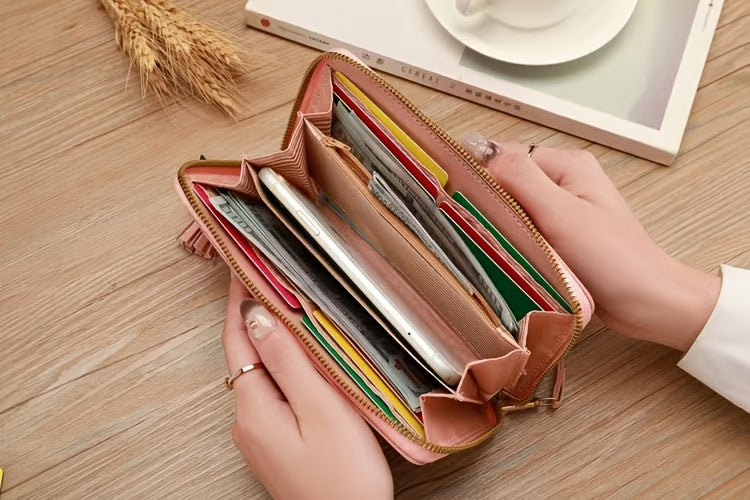 Portefeuille femme long zippé à cœurs brodés et dragonne