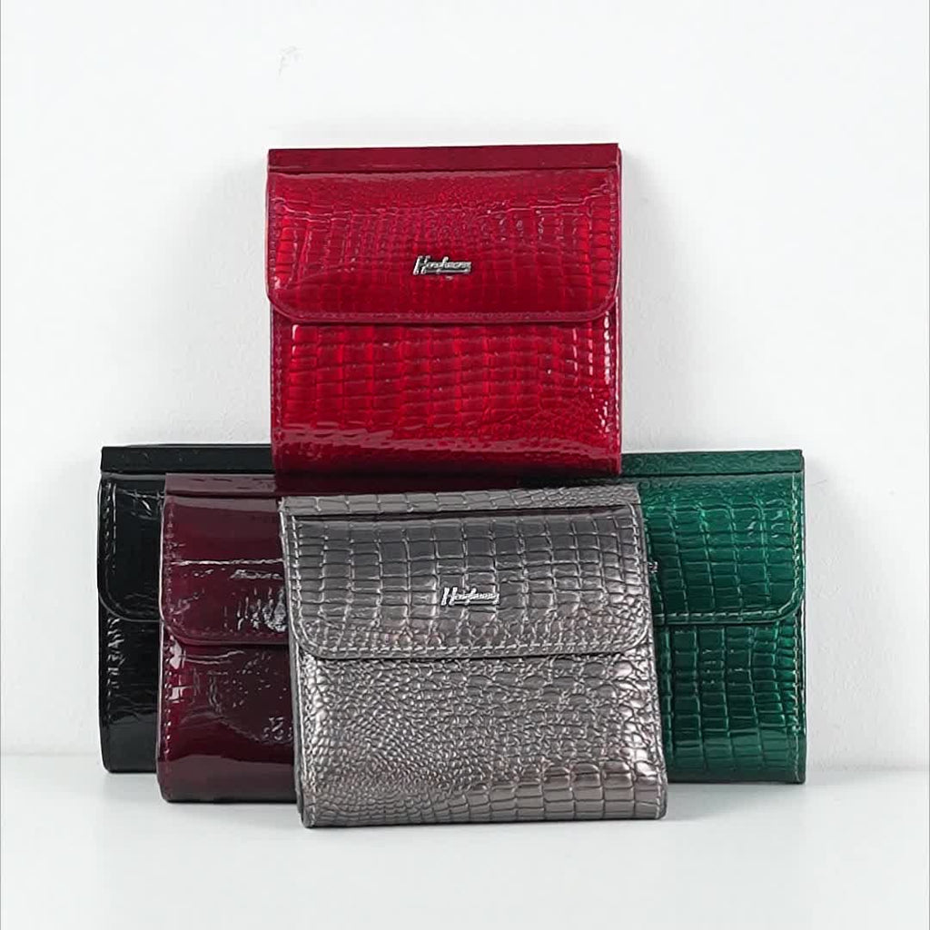 Portefeuille femme mini carré de cent grammes, croco verni